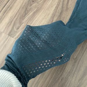 Lululemon turquoise leggings with mesh patterning